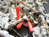 Abb. 3: Detail zeigt die Schwundrisse an der Rückseite (rote Pfeile)